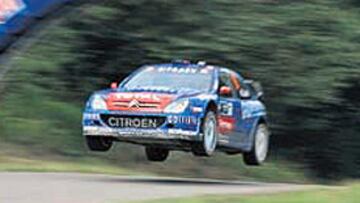 <b>ESPECTACULAR. </b>El Xsara de Loeb voló en el asfalto alemán.
