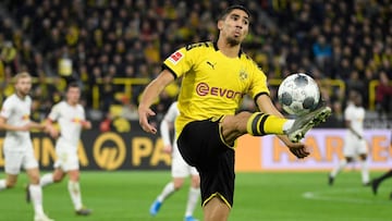El lateral marroquí del Borussia Dortmund, Achraf Hakimi, durante un partido.
