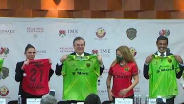 Marcelo Ebrard sostiene la camiseta de Bravos