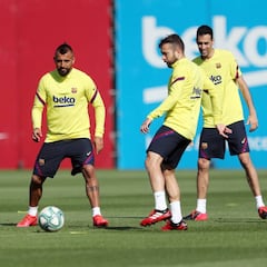 Vidal y seis más: la “lista negra” de los jugadores que podrían dejar Barcelona