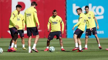 Vidal y seis más: la “lista negra” de los jugadores que podrían dejar Barcelona