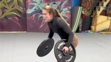 ¡Imperdible! La tiktoker que hace volteretas con pesas