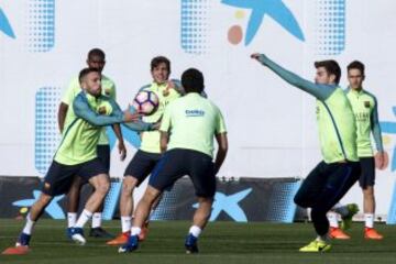 Los jugadores del FC Barcelona Jordi Alba, Sergi Robertoy Gerard Piqué durante el entrenamiento 
