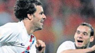 <b>ALEGRÍA. </b>Van Nistelrooy celebra su gol con Sneijder.