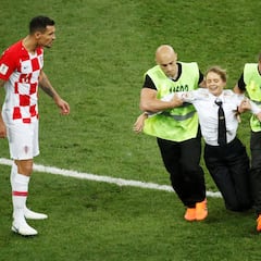 Lovren y Brozovic: dos formas de tomarse una invasión al campo