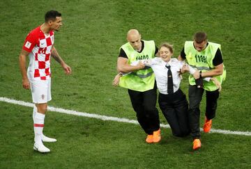 El defensor croata del Liverpool, Dejan Lovren, se molest車 bastante cuando vio que cuatro aficionados invadieron el campo durante la final del Mundial.