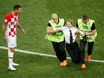 El defensor croata del Liverpool, Dejan Lovren, se molestó bastante cuando vio que cuatro aficionados invadieron el campo durante la final del Mundial.