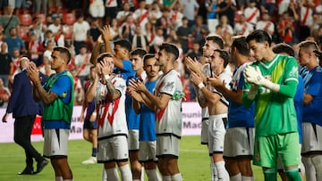MADRID, 27/08/2024.- Los jugadores del Rayo saludan a su afici¨®n tras el partido de Liga en Primera Divisi¨®n que Rayo Vallecano y FC Barcelona han disputado este martes en el estadio de Vallecas, en Madrid. EFE/Mariscal