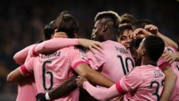 Football Soccer - Sampdoria v Juventus - Italian Serie A - Marassi stadium, Genoa, Italy 10/1/16  Juventus&#039; Sami Khedira (2nd L) celebrates with his team-mates after scoring against Sampdoria.      REUTERS/Giorgio Perottino