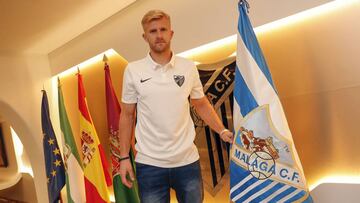 Pawel Kieszek, posando junto a la bandera del Málaga.