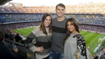 Kuric, con su hermana, Katie, y con su esposa, Taraneh, el pasado s&aacute;bado en el Nou Camp de Barcelona. 