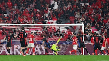 4-4. Centro medido de Pedri desde la izquierda que remata de cabeza Eric Garca, superando al guardameta del Benfica, Anatolii Trubin.