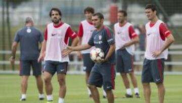 ERNESTO VALVERDE JUNTO A BEÑAT Y ARITZ ADURIZ