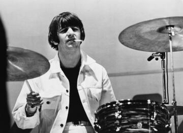 El mítico batería de los Beatles, Ringo Starr, durante su estancia en una banda anterior a unirse al cuarteto de Liverpool, Richard solía usar muchos anillos (rings en el inglés). Esto hizo que sus compañeros le pusieran el sobrenombre de "Ringo", mientras que Starr es una alteración de su apellido Starkey.