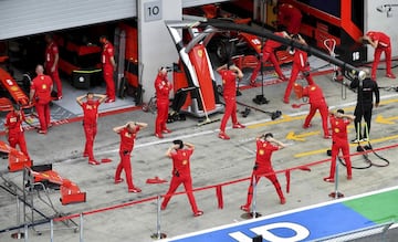 Todo tiene que estar a punto en los equipos de la F1 para el inicio de la temporada tras varios meses de retraso. En Ferrari los mecánicos aprovecharon para hacer unos ejercicios en el mismo pit lane de Austria y dando ejemplo en plena crisis del coronavirus: con la distancia de seguridad y portando mascarillas.