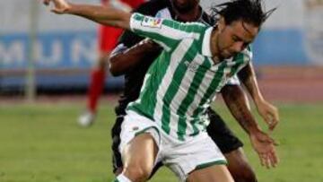 <b>MEJORES. </b>Eliseu y Sergio García luchan por un balón dividido.