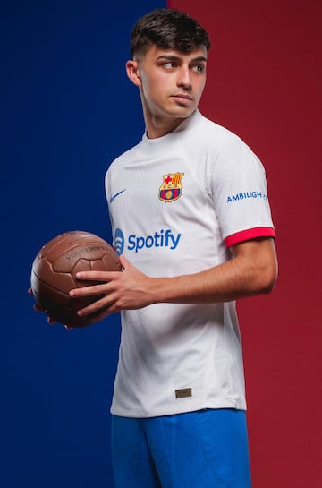 El club catalán ha presentado la que será la segunda equipación para la temporada 23/24. La camiseta, que se presenta en el marco de la campaña lanzada por el Club “Aquí, para abrir camino”, presenta un diseño rompedor que rinde homenaje a la historia del Barça y a una camiseta que vistió Johan Cruyff, precursor del estilo de juego del FC Barcelona