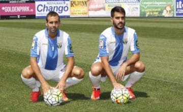 Insua y Víctor Díaz posan como nuevos jugadores del Leganés.