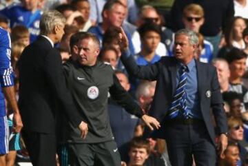 Wenger y Mourinho se enzarzaron en la banda cuando el galo se dirigió a Mourinho tras una feísima entrada de Cahill a Alexis.