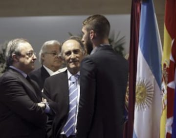 El presidente del Real Madrid, Florentino Pérez (i); el futbolista del Real Madrid, Sergio Ramos (d), y el exfutbolista, José Martínez Sánchez 'Pirri' (c), conversan en la capilla ardiente del presidente de honor del Real Madrid, Alfredo Di Stéfano, instalada en el palco de honor del Santiago Bernabéu. 