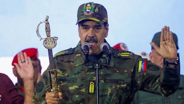 FILE PHOTO: Venezuela's President Nicolas Maduro holds Simon Bolivar's sword as he addresses members of the armed forces, Bolivarian Militia, police, and civilians during a rally against a possible escalation of U.S. actions toward the country, at Fort Tiuna military base in Caracas, Venezuela, November 25, 2025. REUTERS/Leonardo Fernandez Viloria/File Photo