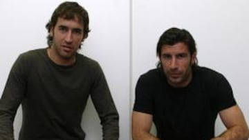 GALÁCTICO. Figo posa junto a su amigo Raúl, con el que compartió el apelativo de galáctico, poco antes de la Eurocopa 2004.