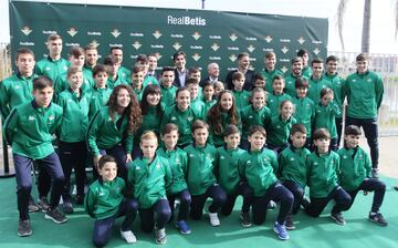 Ángel Haro, Lorenzo Serra Ferrer y Joaquín posan con las niñas y los niños de la cantera del Betis.