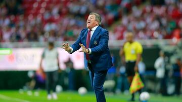 AME3716. GUADALAJARA (MÉXICO), 22/08/2023.- El entrenador Miguel Herrera del Tijuana dirige hoy a sus jugadores contra el Guadalajara, durante un partido por la jornada 5 del torneo Apertura 2023 de la Liga MX, en el Estadio Akron en Guadalajara, Jalisco (México). EFE/ Francisco Guasco