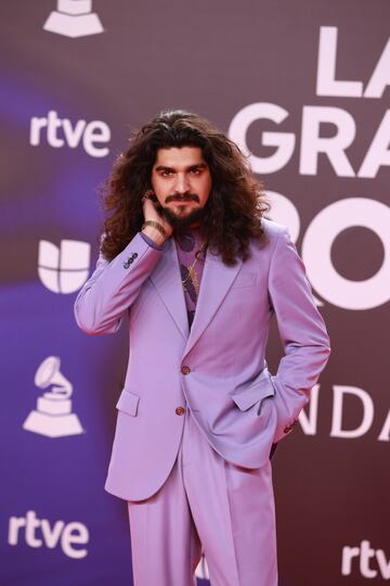 El cantaor Israel Fernandez posa durante el photocall previo a la gala de entrega de los Latin Grammy 2023.