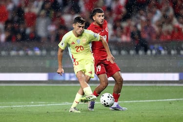  Tremenda la contra que, de nuevo, vuelve a tirar la Roja. Oyarzabal se zafó fácilmente de las marcas rivales, encontrando la carrera de Pedri, el cual finalizó con un preciso disparo ajustado, sellando su doblete y un set.