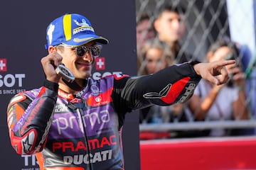 Jorge Martin saluda tras quedar en tercera posición de la carrera al esprint del Gran Premio de Barcelona Solidaridad de MotoGP.