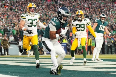 Todo comenzó de la peor manera para los Packers. Keisean Nixon sufrió un balón suelto al regresar la patada de salida y los Eagles capitalizaron con un touchdown por la vía aérea mediante una conexión entre Jalen Hurts y Jahan Dotson. (Photo by Mitchell Leff / GETTY IMAGES NORTH AMERICA / Getty Images via AFP)