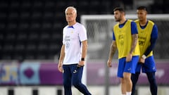 France's head coach Didier Deschamps (L) looks on during a training session at the Jassim-bin-Hamad Stadium in Doha on November 20, 2022, ahead of the Qatar 2022 World Cup football tournament. (Photo by FRANCK FIFE / AFP)