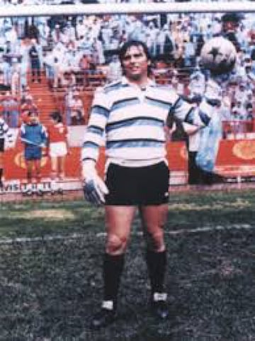 ‘El Superman’ o ‘El Gato’, así era conocido Miguel Marín (Nacido en Rio Tercero, Córdoba, Argentina; fallecido en Querétaro, México, el 30 de diciembre de 1991), portero argentino que es ídolo de los seguidores de Cruz Azul y considerado uno de los mejores extranjeros de todos los tiempos que ha jugado en México al ser cinco veces campeón con La Máquina en la década de los 70.