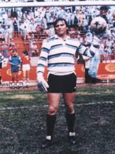 ‘El Superman’ o ‘El Gato’, así era conocido Miguel Marín (Nacido en Rio Tercero, Córdoba, Argentina; fallecido en Querétaro, México, el 30 de diciembre de 1991), portero argentino que es ídolo de los seguidores de Cruz Azul y considerado uno de los mejores extranjeros de todos los tiempos que ha jugado en México al ser cinco veces campeón con La Máquina en la década de los 70.