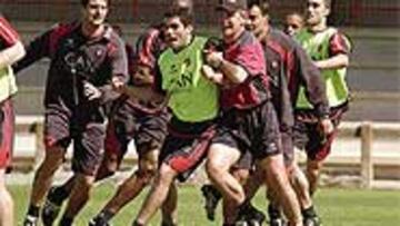 <b>INVITACIÓN</B>. Javier Aguirre puede llevarse a la plantilla a su país.