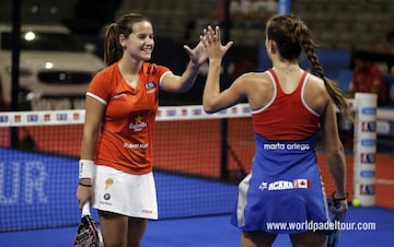 Ari Sánchez y Marta Ortega celebran un punto en el Granada Open 2018.