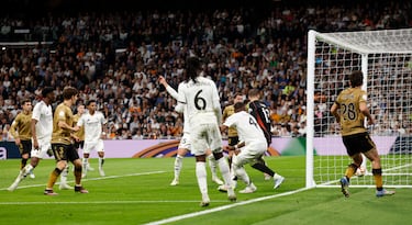 1-2. Pablo Marín se va de Eduardo Camavinga, sobre la línea de fondo, pone el pase atrás y David Alaba desvia el balón hacia su propia portería para batir a Andriy Lunin.