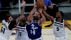 Marc Gasol lucha por un bal&oacute;n durante un partido con Minnesota Timberwolves.