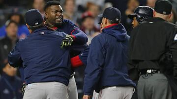 David Ortiz se enfrent&oacute; al colegiado del home plate tras su expulsi&oacute;n del primer partido entre New York Yankees y Boston Red Sox.