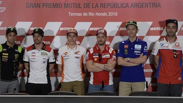 Johann Zarco, Cal Crutchlow, Marc M&aacute;rquez, Andrea Dovizioso, Valentino Rossi y Danilo Petrucci en la rueda de prensa del GP de Argentina.