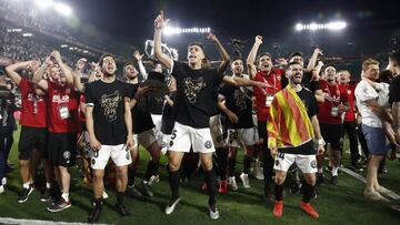 Los jugadores del Valencia celebran la Copa en el Villamar&iacute;n.