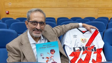 Fernando Corella posa con su cuento y la camiseta del centenario rayista.