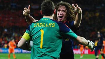 Iker Casillas y Carles Puyol abraz&aacute;ndose al celebrar el Mundial de Sud&aacute;frica 2010