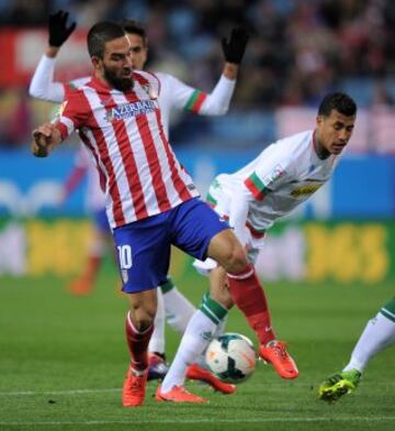 Arda Turan y Jeison Murillo durante el partido de la trigésima jornada de Liga que se disputa esta noche en el estadio Vicente Calderón