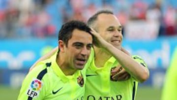Xavi celebra el t&iacute;tulo con Iniesta.