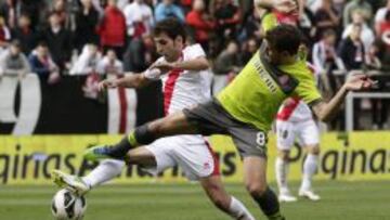El centrocampista del Rayo Vallecano Roberto Trashorras (i) y el delantero uruguayo del Espanyol Christian Ricardo Stuani luchan por el balón durante el partido de la vigésima séptima jornada de liga de Primera División, disputado esta tarde en el estadio de Vallecas.