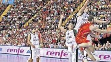 <b>TODOS PROTAGONISTAS. </b>Carlos Cabezas prepara una asistencia a Marc Gasol en una entrada a canasta. Titulares y suplentes actuaron a gran nivel en la Selección.