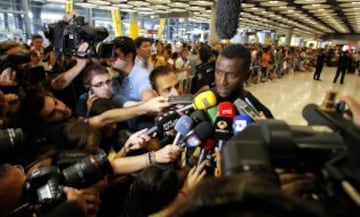 El colombiano Jackson Martínez, delantero del Atlético de Madrid, se fotografía con aficionados a su llegada esta tarde al aeropuerto Adolfo Suárez-Barajas de Madrid. Martínez ha sido traspasado desde el Porto a cambio de la cantidad de su cláusula de rescisión, 35 millones de euros.