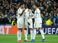 MADRID, 20/01/2026.- Los jugadores del Real Madrid, Kylian Mbappé (d) y Jude Bellingham, celebran el segundo gol de su equipo durante el encuentro correspondiente a la Liga de Campeones que disputan hoy martes Real Madrid y el AS Mónaco, en el estadio Santiago Bernabéu en Madrid. EFE/Juanjo Martín